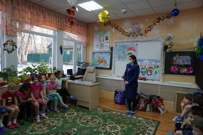 Сотрудники Елизовской городской прокуратуры поздравили воспитанников с Новым годом и подарили подарки