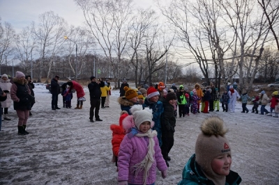 Новогодние гуляния у ёлки в ДК  Радуга п. Пионерского