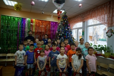 Сотрудники Елизовской городской прокуратуры поздравили воспитанников с Новым годом и подарили подарки