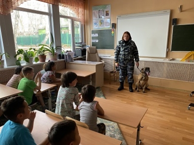 22.11.2022 года в гости к воспитанникам приезжал  инструктор - кинолог с собакой по кличке Жасмин.