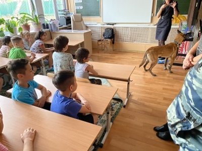22.11.2022 года в гости к воспитанникам приезжал  инструктор - кинолог с собакой по кличке Жасмин.
