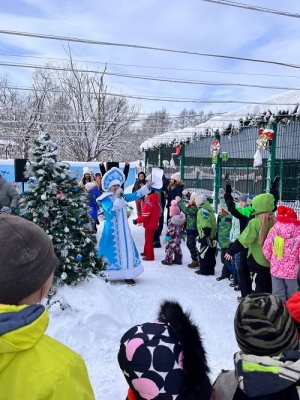 Воспитанники посетили Зоопарк г. Елизово, где сотрудники зоопарка  устроили ребятам новогоднее представление.