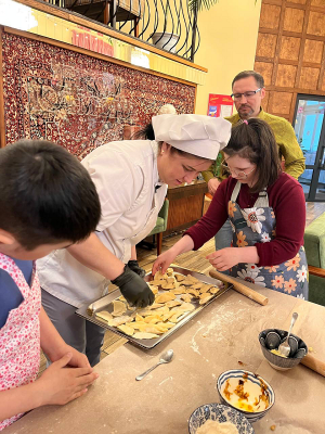 22 апреля повара ресторана «Советский» Петропавловска-Камчатского провели для наших воспитанников мастер-класс по лепке вареников. 